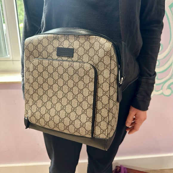 100% authentic Gucci crossbody bag!! Gently used, but great for any occasion!! - Picture 5 of 7